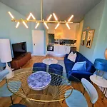 Gorgeous Hyde Park Home With Lift-Elevator Access & Nice View