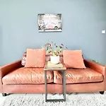 Suave Luxury Apartment, Sleeps Five, In The Heart Of Central London, Minutes From Kings Cross Station And The Brunswick Shopping Centre