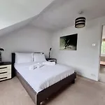 Bright Top Floor, 1 Bed Apartment In Great Location