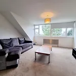 Bright Top Floor, 1 Bed Apartment In Great Location