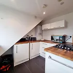 Bright Top Floor, 1 Bed Apartment In Great Location
