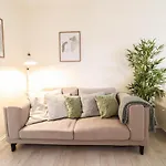 Beautiful 2-Bedroom Flat Just Steps From Oval Station