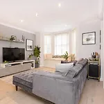 Stunning 2Br Flat Wprivate Garden, Kilburn