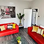 3 Bedroom House In Tottenham 10 Mins Walk From Seven Sisters Station