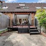 Charming 3 Bedroom House Short Term Rental & Flexible Renting Canary Wharf With Free Wifi & Garden