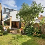 Family 4-Bed House & Secluded Garden - Wimbledon