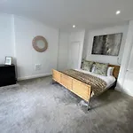 Fantastic Spacious Garden Flat With Own Private Entrance