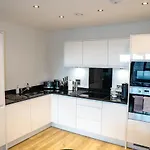 Luxury, Modern & Cosy 2 Bedroom London Apartment