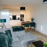 Luxury, Modern & Cosy 2 Bedroom London Apartment