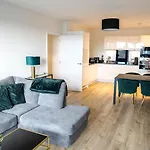 Luxury, Modern & Cosy 2 Bedroom London Apartment