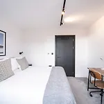 Bright & Quiet - Spacious Apt With Balcony & Lift