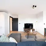 Bright & Quiet - Spacious Apt With Balcony & Lift