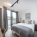 Bright & Quiet - Spacious Apt With Balcony & Lift