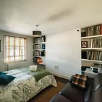 Stylish 2 Bedroom Flat In Camden Town