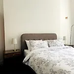 Modern-One Bedroom Apartment In Chelsea