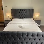 Cosy Studio Flat With Balcony In Heart Of London