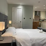 Cosy Studio Flat With Balcony In Heart Of London