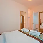 Gorgeous London 2-Bed Flat - 25 Minutes Walk From Winter Wonderland