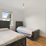 Cosy 3 Bed Home In Colliers Wood