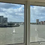 Very Large Ensuite Room With Wonderful View Over The River Thames In A Peaceful & Calm Residential Building - Shared Flat With 1 Host