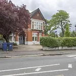 Stunning 4-Bed Property In London-Parking & Garden