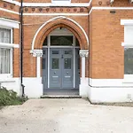 Stunning 4-Bed Property In London-Parking & Garden