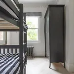 Stunning 4-Bed Property In London-Parking & Garden