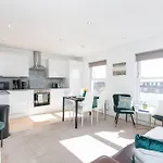 Stunning S/Wimbledon Flat W/Parking In London, Uk
