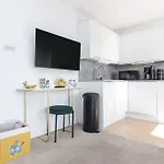 Stunning S/Wimbledon Flat W/Parking In London, Uk