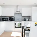 Stunning S/Wimbledon Flat W/Parking In London, Uk