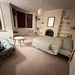 Spacious Room Near Underground