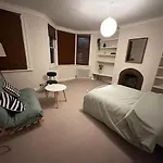 Spacious Room Near Underground