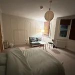 Spacious Room Near Underground
