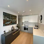 Tasteful 2Bd Flat Wopen Plan Living - Blackheath!