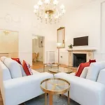 Beautiful Belgravia Apartment By Underthedoormat