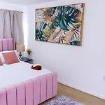 Elegant 3 Bed House In The Heart Of London