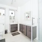 Spacious Modern Family Bedroom In Central London