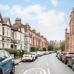 Elegant 2 Bedroom Apartment In Fulham