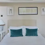 Beautiful Two Bedroom Flat In Kensington