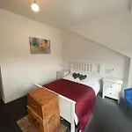 Impeccable 1-Bed Apartment In Putney Village