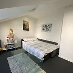 Impeccable 1-Bed Apartment In Putney Village