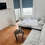 F12- Spacious 2Nd Floor Flat Fits 3 Near Paddington