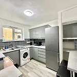 Fabulous 3 Bedroom Flat Sleeps 6
