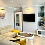 Gorgeous One Bedroom Apartment With Jacuzzi Bath