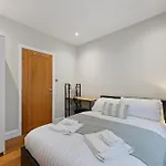 Stunning 2 Bed Basement Flat In Hammersmith