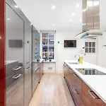 Casa Italia Near Hyde Park & Kensington High Street - Wifi & Washing Machine - Free Luggage Storage Available Nearby