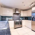 Luxury 6 Bedroom House In Southwick Street