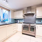 Luxury 6 Bedroom House In Southwick Street