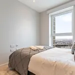 Elegant 2Br Flat On 20Th Floor Near Many Attractions