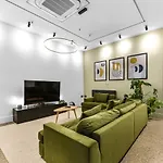 Luxury Abode: 5-Bed Haven Ideal For Big Groups!